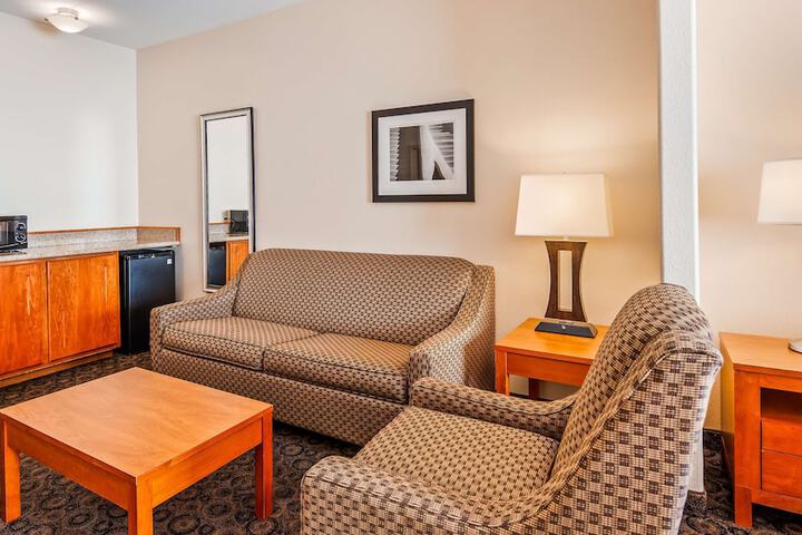 2 Queen Beds Microwave, Refrigerator WiFi Shower Only Full Breakfast (5 of 6)