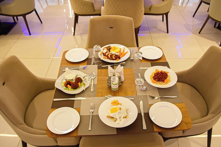 Dining 28 of 46
