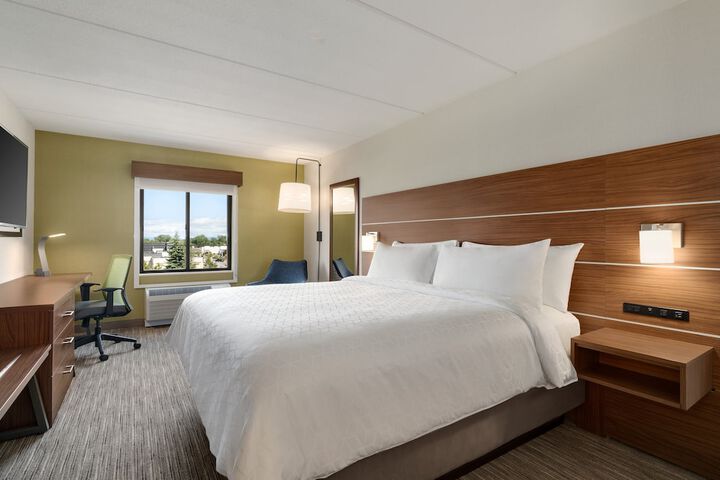 1 King Bed (7 of 10)