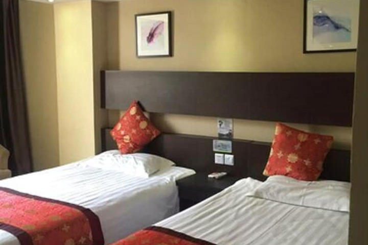 Room 8 of 12