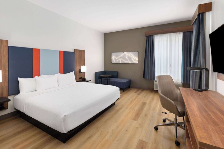 1 King Bed (4 of 14)