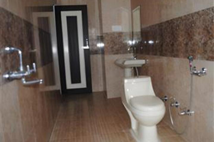Room 5 of 9
