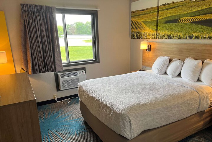 1 Queen Bed (17 of 17)