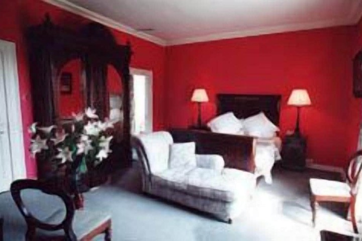 Room 5 of 18