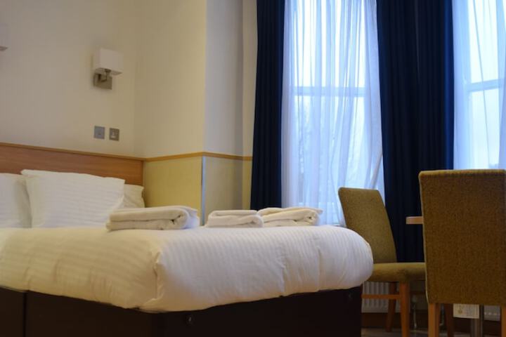 Room 10 of 90