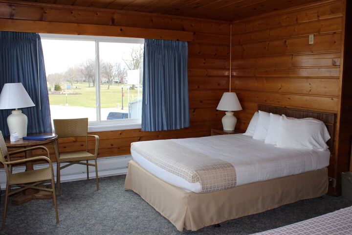 1 Queen Bed (10 of 20)