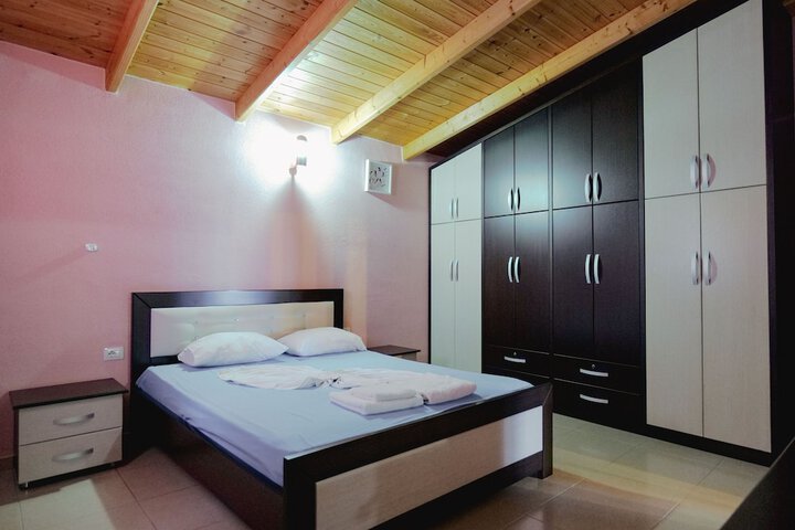 Room 2 of 68