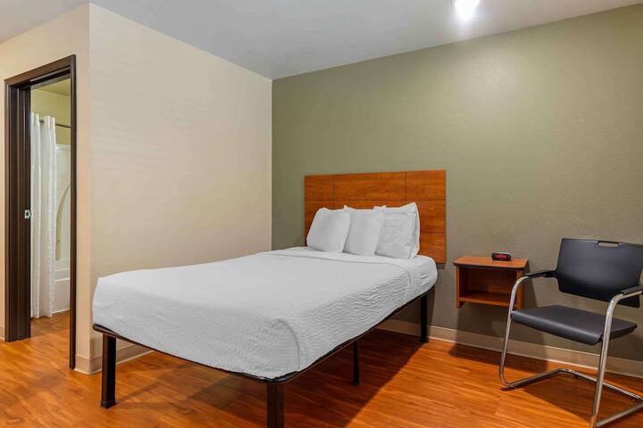 Standard Studio 1 Double Bed Refrigerator, Microwave (3 of 11)