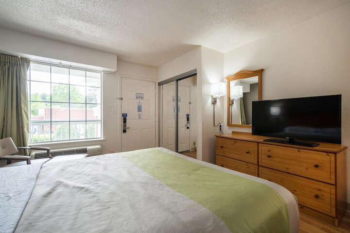 1 Queen Bed (14 of 14)