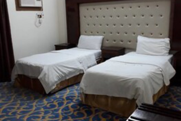 Room 4 of 16