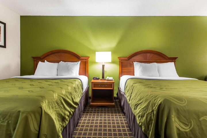 1 Queen Bed (17 of 17)