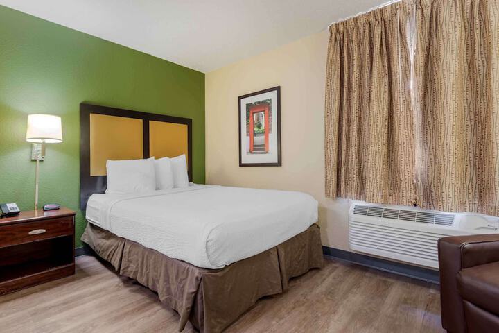 Studio Queen Bed (2 of 5)