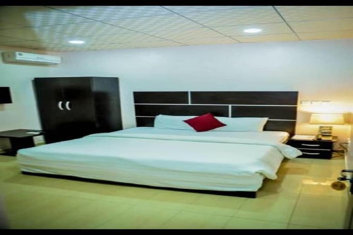 Room 6 of 13