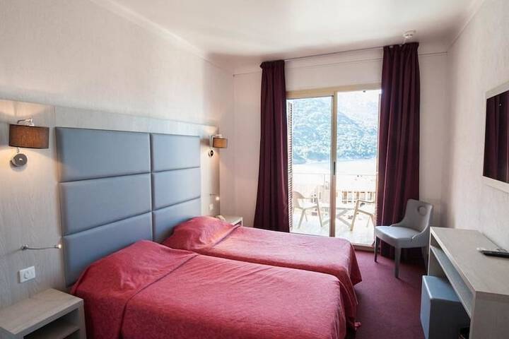 Room 3 of 37