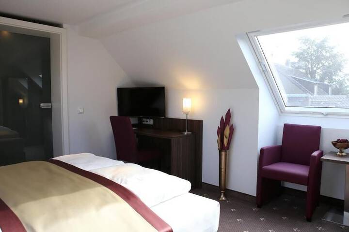 Room 32 of 65