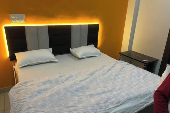 Room 6 of 9