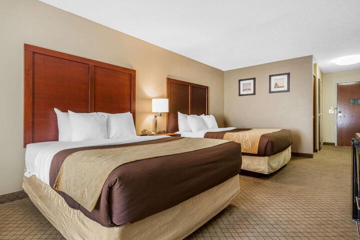 2 Queen Beds (8 of 10)