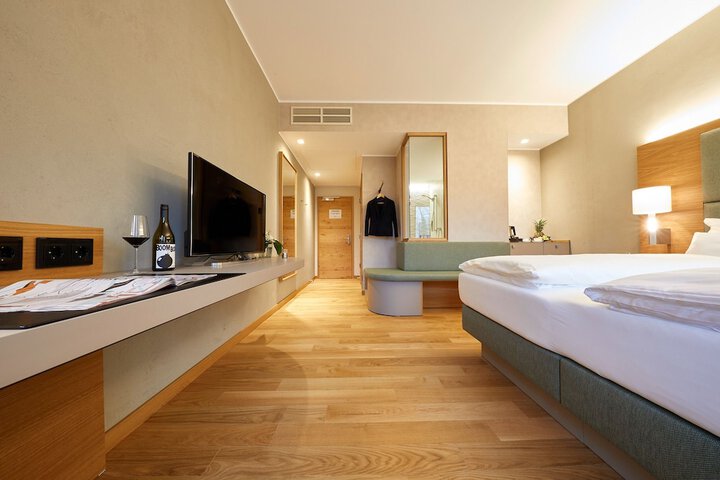 Room 4 of 68