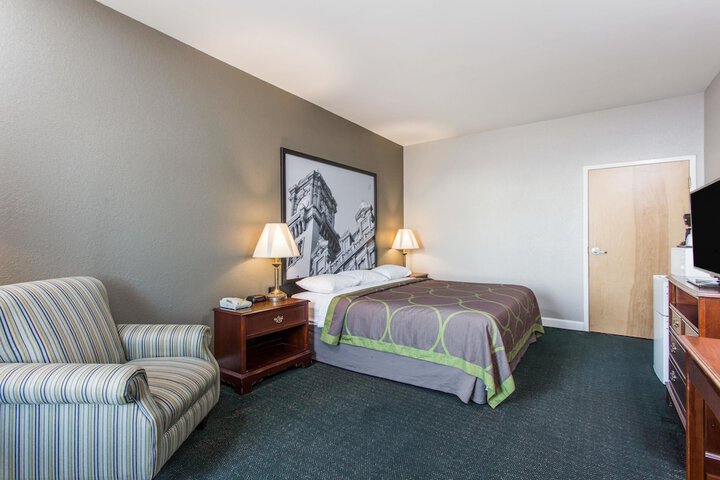 1 King Bed (10 of 18)