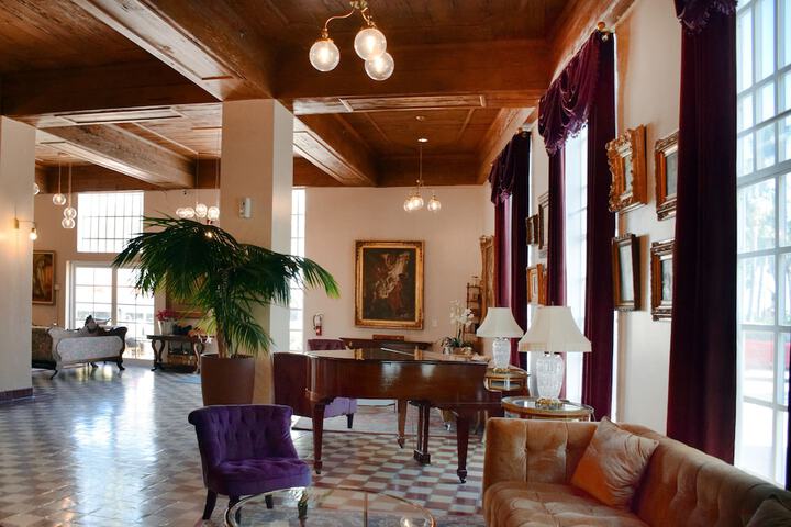 Lobby lounge