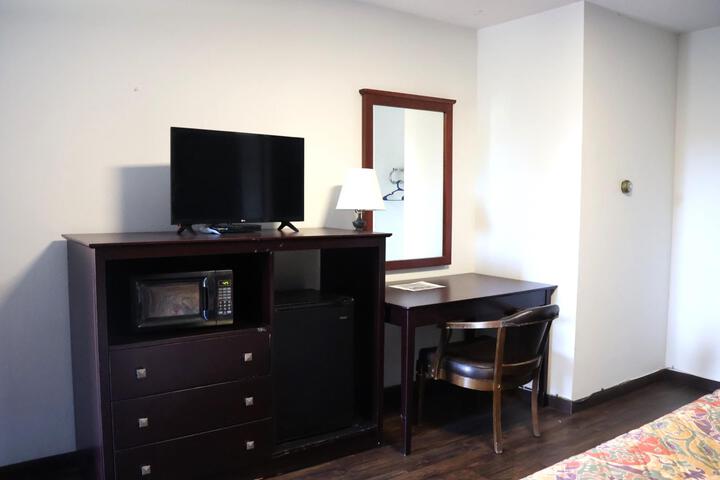 1 Queen Bed (3 of 18)