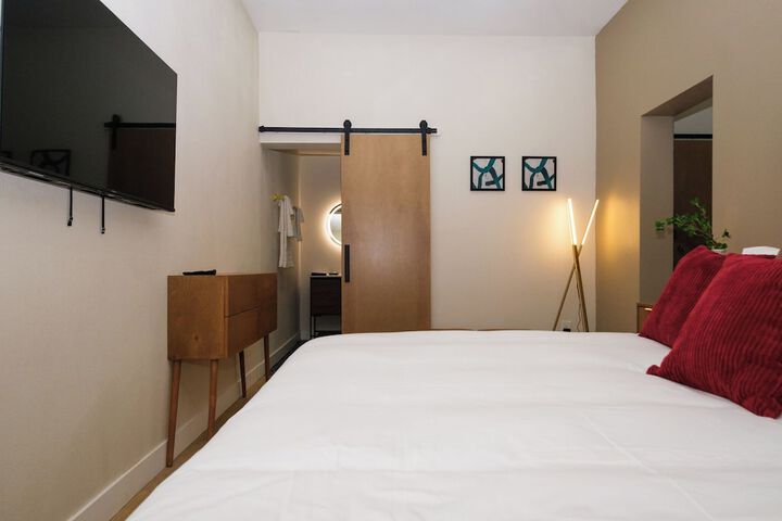 1 King Bed Suite (4 of 10)