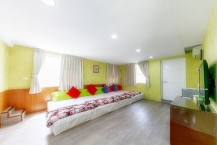 Room 52 of 67
