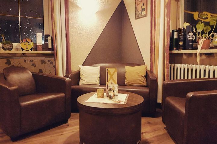 Lounge 14 of 16