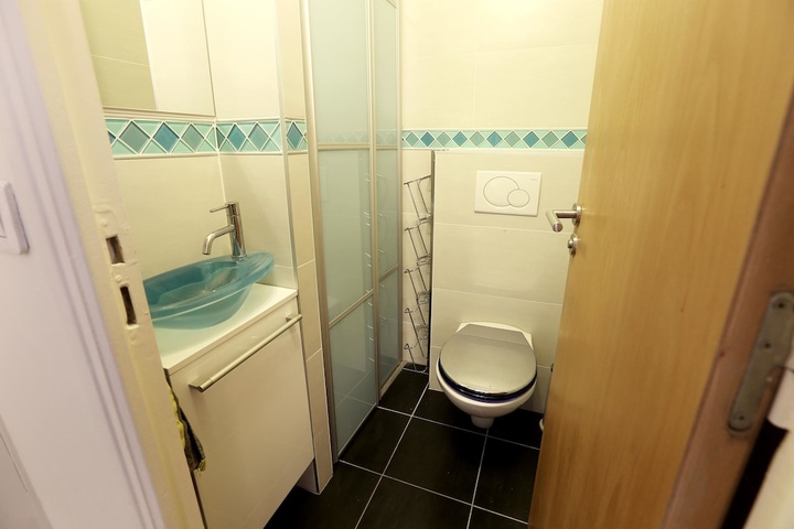 Room 8 of 18