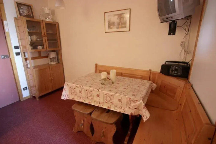Room 6 of 27