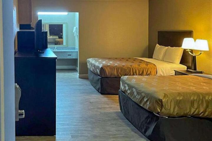 2 Double Beds (17 of 24)