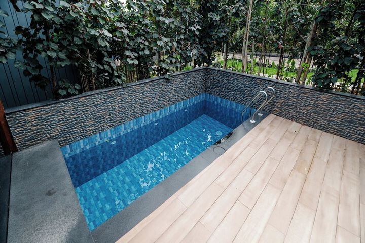 Pool 40 of 60