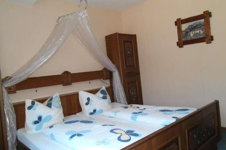 Room 8 of 33