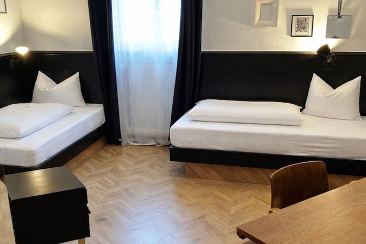 Room 33 of 59