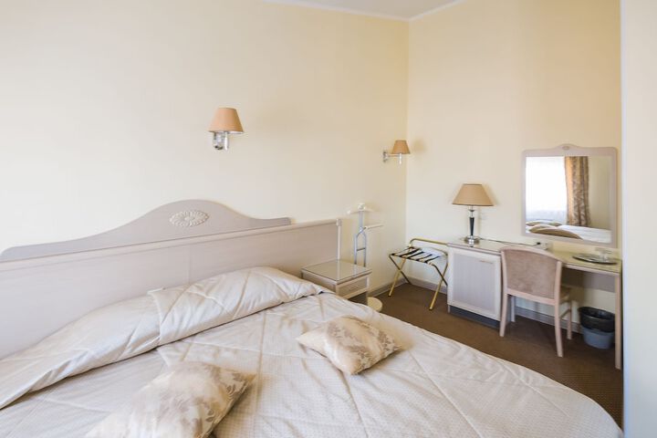 Room 6 of 42
