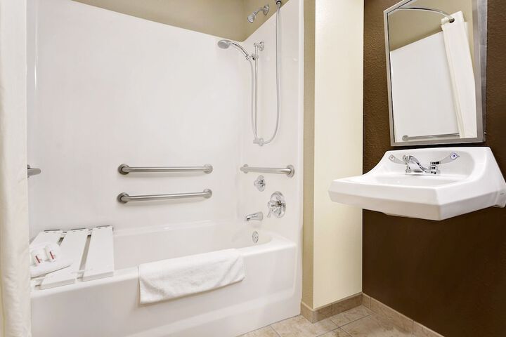 1 Queen Bed Accessible Room (8 of 26)
