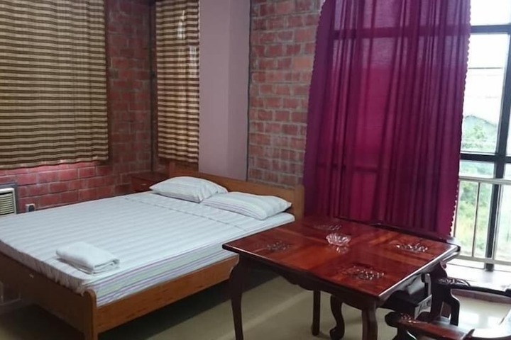 Room 9 of 18
