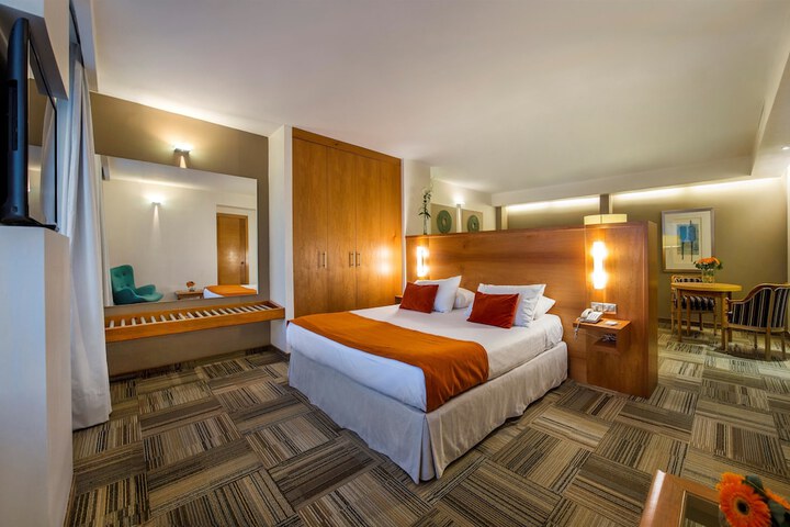 Room 8 of 42