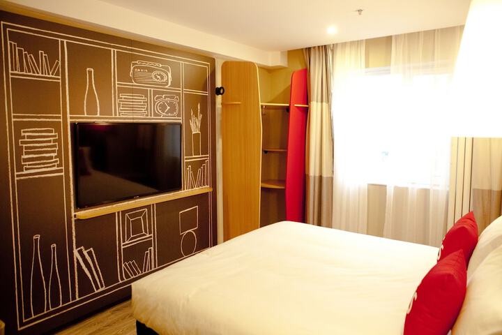 Room 13 of 27