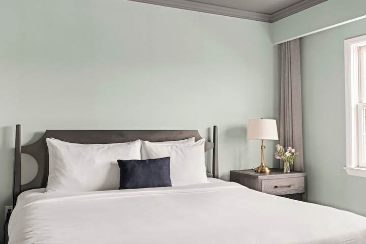 1 King Bed Partial Harbour View Balcony (37 of 42)