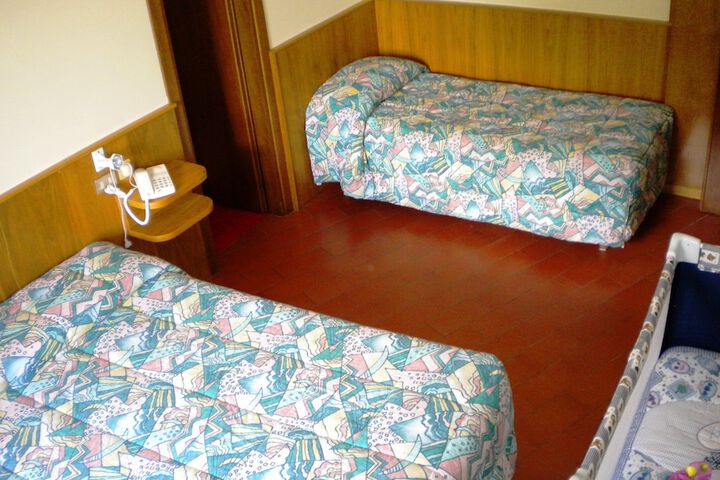 Room 4 of 62