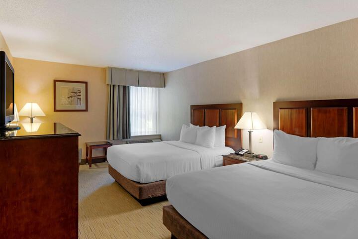 2 Queen Beds (5 of 8)