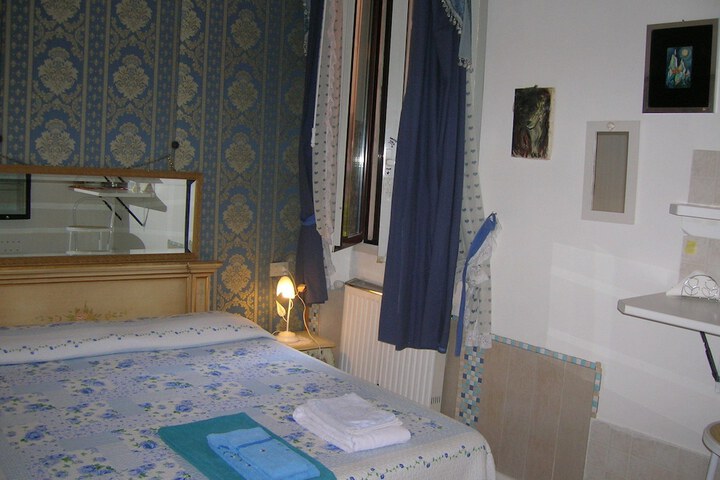 Room 6 of 166