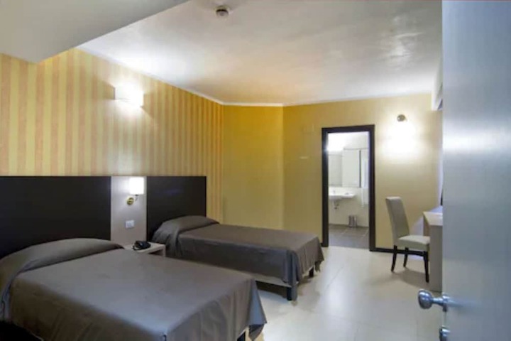 Room 21 of 190