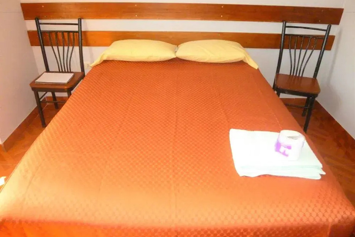 Room 4 of 11
