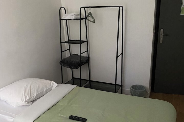Room 4 of 9