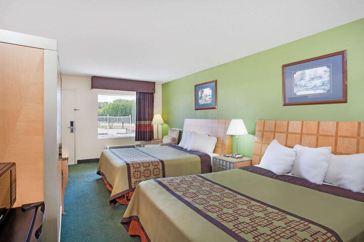 2 Queen Beds (6 of 10)