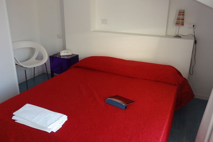 Room 6 of 81