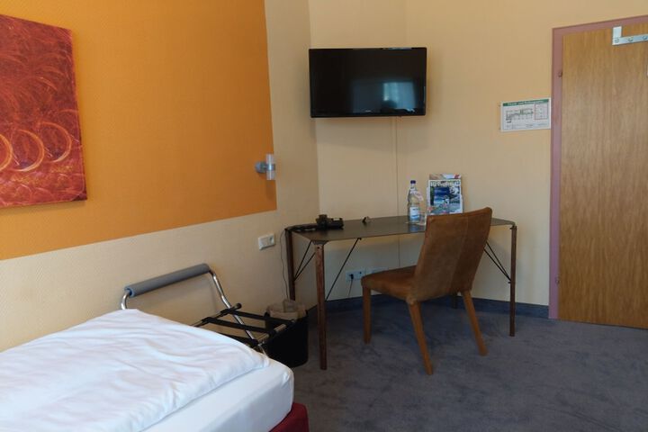 Room 12 of 33
