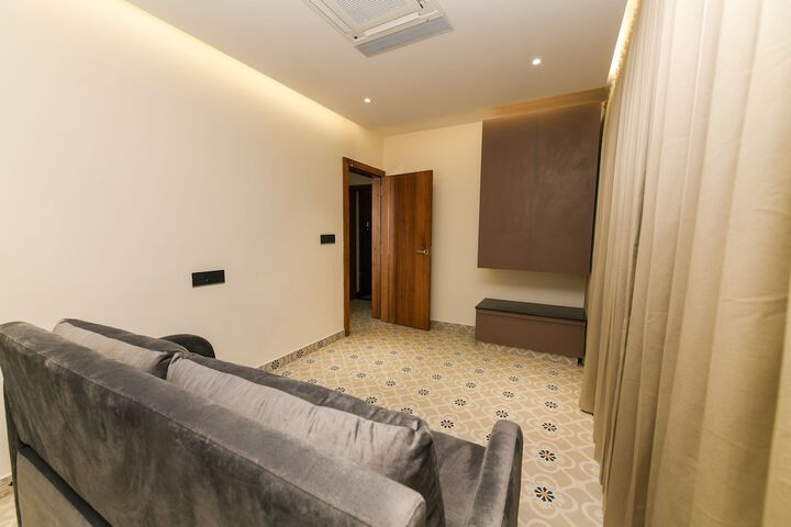 Room 4 of 35
